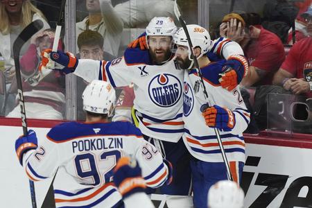 Leon Draisaitl z Edmontonu sa teší so spoluhráčmi z víťazného gólu vo finálovej sérii NHL proti Floride.