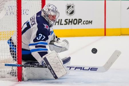 Brankár WInnipegu Connor Hellebuyck.