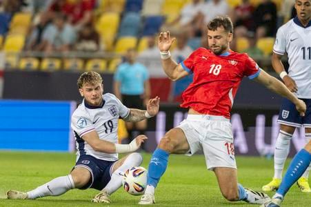 Harvey Elliott (vľavo) v súboji s českým futbalistom Filipom Prebslom.
