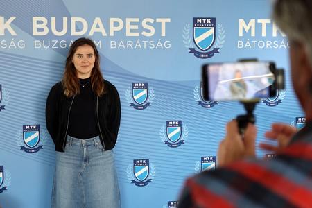 Slovenská hádzanárka Barbora Lancz pri predstavení ako novej posily MTK Budapešť.