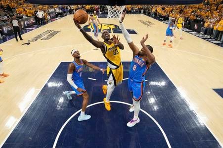 Pascal Siakam (43) strieľa na kôš, bráni ho hráč Oklahoma City Jalen Williams (8). Vľavo s číslom 2 Shai Gilgeous-Alexander. Zo štvrtého finále NBA Indiana - Oklahoma.