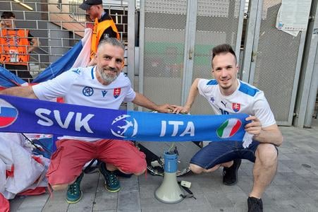 Parádna atmosféra v Trnave, našich hnal dopredu krásne zaplnený štadión. Vďaka Hamšíkovi fandil Slovákom aj Talian