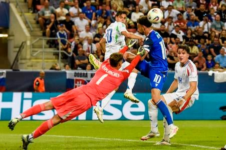Zákrok brankára Sebastiana Desplanchesa pri jednom zo slovenských pokusov.