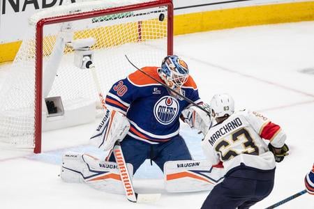 Brad Marchand prekonáva brankára Edmontonu Oilers Calvina Pickarda v piatom finálovom zápase play-off zámorskej NHL Edmonton Oilers - Florida Panthers v Edmontone.