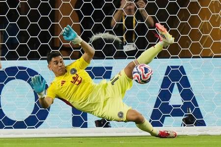 Brankár Interu Miami Oscar Ustari chytá penaltu počas otváracieho zápasu majstrovstiev sveta klubov Al-Ahly Káhira (Egypt) - Inter Miami (USA).