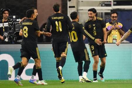 Na snímke futbalista Mexika Raúl Jiménez sa teší so spoluhráčmi z gólu v úvodnom stretnutí základnej A-skupiny Mexiko - Dominikánska republika na kontinentálnom šampionáte CONCACAF Gold Cup.