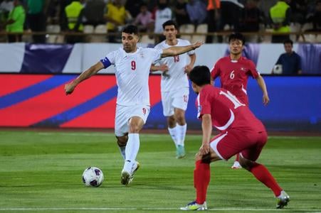 Mehdi Taremi v drese Iránu.