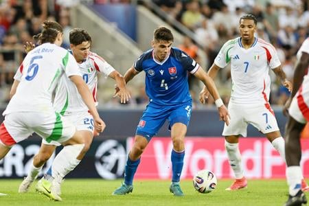 Na snímke zľava hráči Talianska Daniele Chillardi, Niccolo Pisilli, hráč Slovenska Adam Obert.