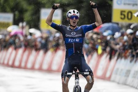 Francúz Romain Gregoire Groupama - FDJ v cieli prvej etapy Okolo Švajčiarska.
