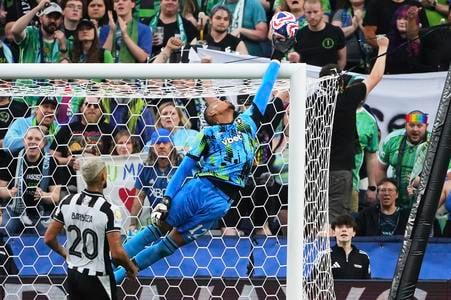 Brankár Botafoga John vytlačil strelu súpera na MS klubov v zápase skupiny B Botafogo - Seattle Sounders.