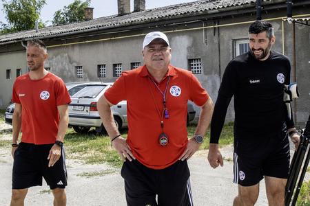A ide sa na to! V popredí hlavný tréner Komárna Mikuláš Radványi, vľavo asistent Kornel Saláta, vpravo tréner brankárov Ján Novota.