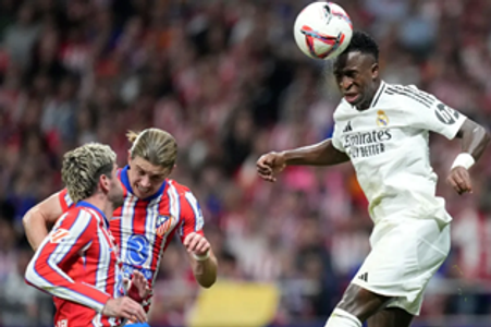 Vinícius Júnior (vpravo) v akcii počas derby medzi Atléticom a Realom Madrid.