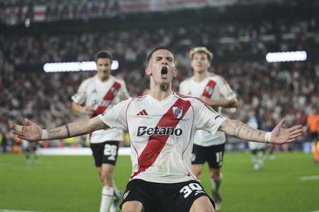 Franco Mastantuono z River Plate oslavuje gól proti Independiente del Valle.