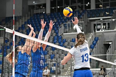 Ukrajinka Julia Dymarová v súboji s dvojblokom našich Barbora Koseková (vľavo) – Tereza Hrušecká.
 