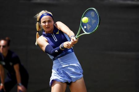 Slovenská tenistka Rebecca Šramková odvracia úder Laury Siegemundovej.
