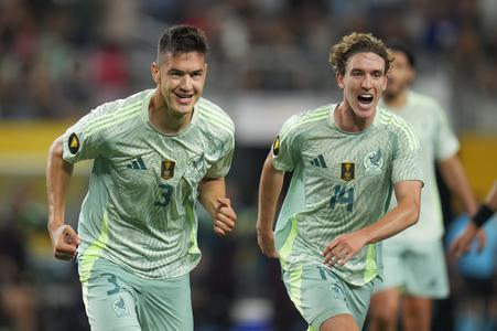 Hráč Mexika Caesar Montes (vľavo) a jeho spoluhráč Marcel Ruiz sa radujú z gólu v druhom vystúpení A-skupiny na Gold Cupe Mexiko -  Surinam.