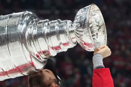 Sam Reinhart bozkáva Stanleyho pohár.