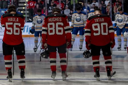 Na snímke sprava slovenský hokejista Tomáš Tatar, Jack Hughes, Erik Haula v drese New Jersey Devils na začiatku sezóny 2024/2025 v Prahe.