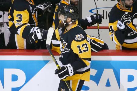 Nick Bonino v drese Pittsburghu Penguins, s ktorým získal dvakrát Stanleyho pohár.