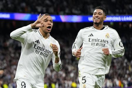 Kylian Mbappe s Judom Bellinghamom oslavuje gól v sieti súpera.