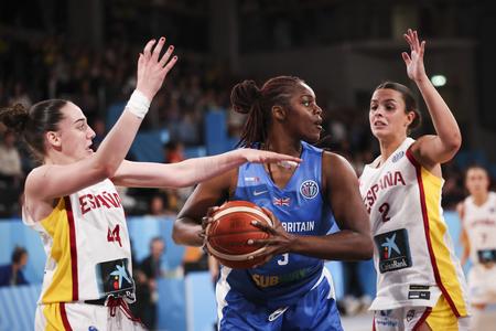 Shanice Beckfordová-Nortonová (uprostred) z Veľkej Británie a basketbalistky Španielska  Iyana Martinová (vľavo) a Elena Buenavidová počas zápasu D-skupiny Veľká Británia - Španielsko na ME v basketbale žien v Hamburgu.