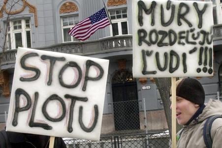 Approximately 50 citizens gathered on Bratislava’s Hviezdoslav Square on 28 February 2004 to protest against plans to construct a three-metre-high iron fence around the US Embassy.