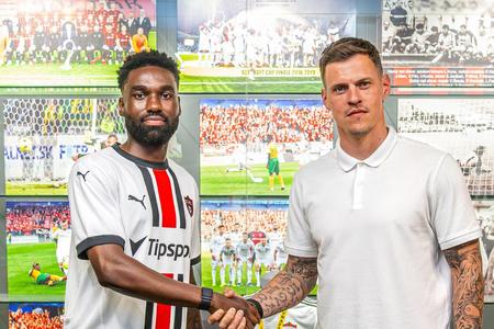 Nová posila Trnavy Patrick Emeka Nwadike a športový riaditeľ Martin Škrtel.