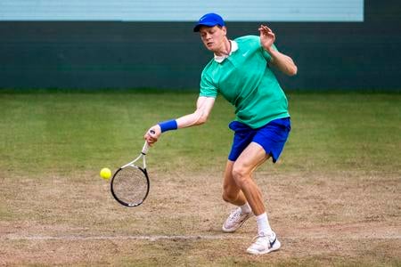 Jannik Sinner odvracia úder Alexandra Bublika v osemfinále turnaja v Halle.
