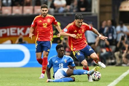 Španiel vyzvú vo štvrťfinále Anglicko. Na snímke zľava Andrés García (Španielsko), hráč Issa Doumbia (Taliansko) a Alberto Moleiro (Španielsko)