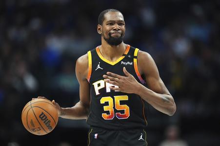 Kevin Durant v drese Phoenixu Suns.