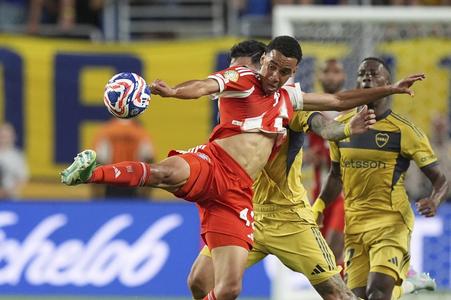 Futbalista Bayernu Jamal Musiala (v popredí) a hráč z tímu Boca Juniors Lautaro Di Lollo (v pozadí).
