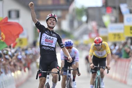 Portugalčan Joao Almeida sa raduje z triumfu v 7. etepe Okolo Švajčiarska.