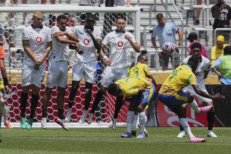 Teboho Mokoena z tímu Mamelodi Sundowns strieľa na bránkju Borussie Dortmund počas zápasu MS klubov  v Cincinnati. Dortmund vyhral 4:3.