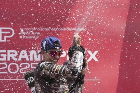 Španielsky motocyklista Marc Márquez na Ducati oslavuje na pódiu so šampanským po jeho víťazstve pretekov Veľkej ceny Talianska seriálu MS cestných motocyklov v triede MotoGP.