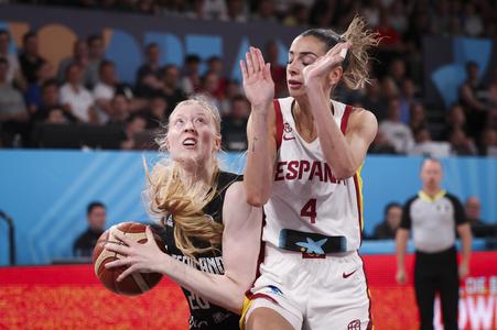Na snímke basketbalistka Španielska Mariona Ortizová (vpravo) a hráčka Nemecka Frieda Bühnerová bojujú o loptu v zápase základnej D-skupiny Španielsko - Nemecko.