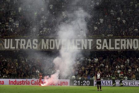 Požiarnik sa pokúša uhasiť svetlicu na ihrisku v zápase Sampdoria - Salernitana.