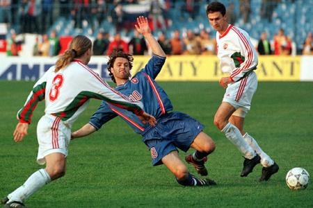V marci 1999 nastúpil Peter Dubovský (v strede) v kvalifikačnom zápase na Euro 2000 proti Maďarsku.