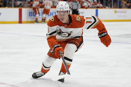 Trevor Zegras v drese Anaheimu Ducks.