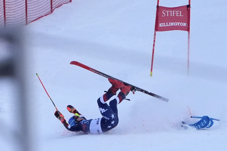Mikaela Shiffrinová padá v obrovskom slalome v Killingtone 2024.