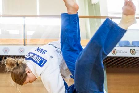 Na snímke juniorské reprezentantky Slovenska v džude, vpravo zlatá medailistka z Poznane Patrícia Tománková a vľavo zlatá medailistka z portugalského mesta Portimao Lenka Tománková 23. júna 2025 v Pezinku. FOTO TASR - Martin Baumann