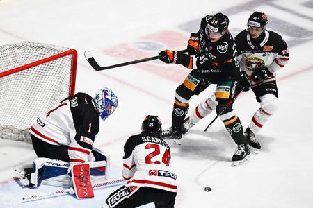 Sprava Christián Michalčin (Banská Bystrica), Brett Pollock (Košice), Reece Scarlett a brankár Zachary Emond (obaja Banská Bystrica).