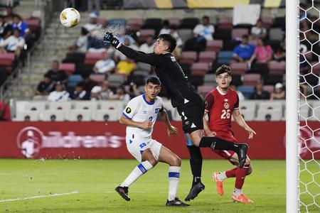 Brankár Salvadoru Mario Gonzalez likviduje strelu Kanady. Zo stretnutia CONCACAF Gold Cupu v Houstone Kanada - Salvador.