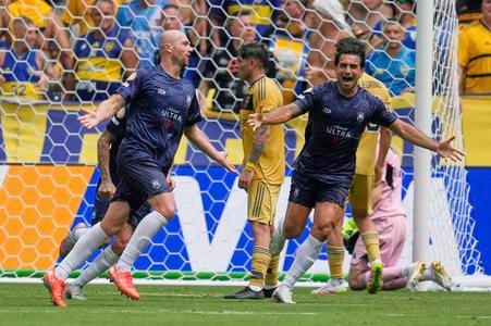 Christian Gray (vľavo) strelil proti Boce Juniors vyrovnávajúci gól Aucklandu City.