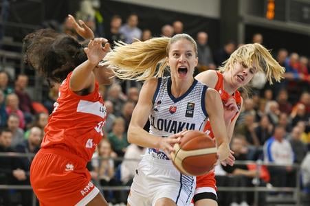 Zľava hráčka Luxemburska Faith Ehi Etuteová, hráčka Slovenska Terézia Páleníková a hráčka Luxemburska Mandy Genietsová.