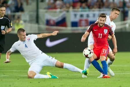Vpravo v popredí Adam Lallana (Anglico), vľavo Ján Ďurica  a v pozadí Filip Kiss (obaja Slovensko) v prvom kvalifikačnom stretnutí skupiny F na MS 2018 vo futbale Slovensko - Anglicko 4. septembra 2016 v Trnave.