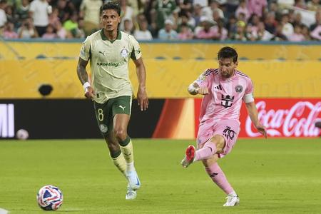 Hráč Inter Miami Lionel Messi (vpravo) kope na gól cez Richarda Riosa z  Palmeiras v zápase A-skupiny Inter Miami – SE Palmeiras na MS klubov.