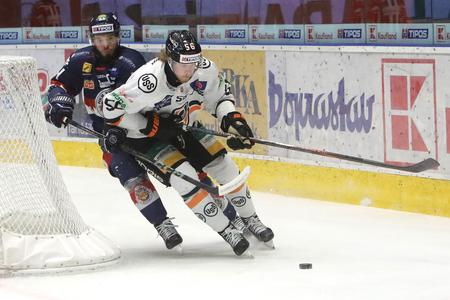 Max Gildon (vpredu) nebude v ďalešej sezóne pokračovať v drese HC Košice.