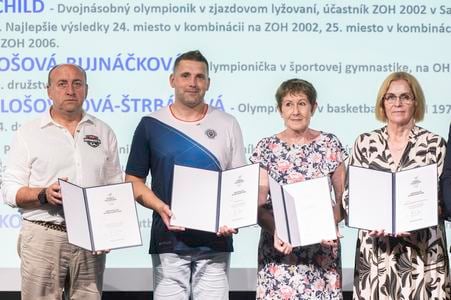 V slovenskom olympijskom a športovom múzeu sa konalo 26. júna 2025 v Bratislave olympijské stretnutie olympionikov, športovcov a členov ich realizačných tímov, spojené s odovzdávaním vyznamenaní SOŠV. Na snímke zľava držitelia titulu OLY z radov olypionikov Ján Záhončík, Jozef Ninis, Božena Miklošovičová a Zdenka Jánošová - Bujnáčková.