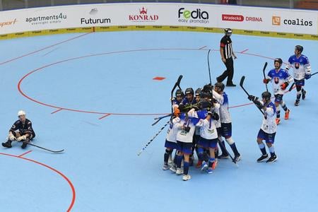 Radosť slovenských hokejbalistov do 23 rokov po víťaznom góle v predĺžení nad USA na MS juniorov v Hradci Králové 27. júna 2025.