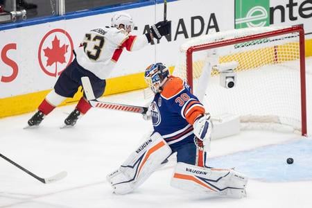 Hokejista Floridy Brad Marchand (63) prekonáva brankára Edmontonu Oilers Calvina Pickarda (30) v piatom finálovom zápase play off zámorskej NHL Edmonton Oilers - Florida Panthers.